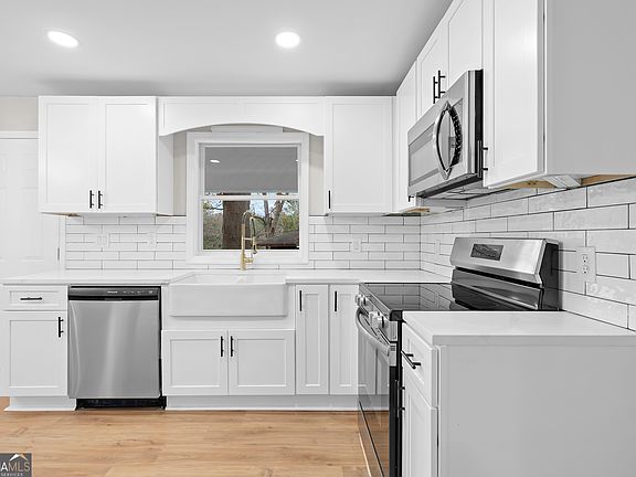4th image of 44 Bell St
