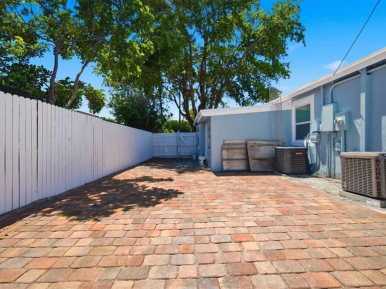1517 NE 53rd Ct — Photo 11