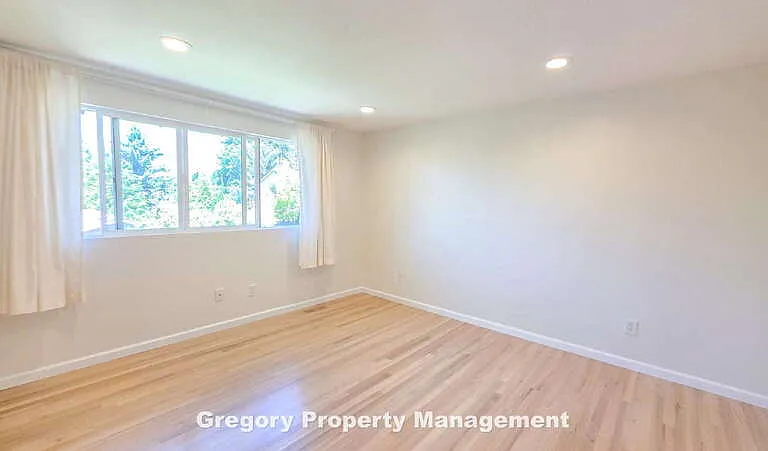 11204 NE 58th Pl — Photo 36