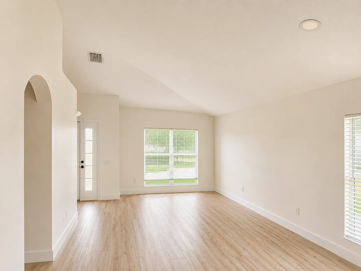 4 bed, 1956 sqft, $2,650 — Photo 2