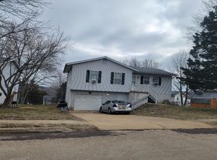 1905 Skyline Dr, De Soto, MO 63020