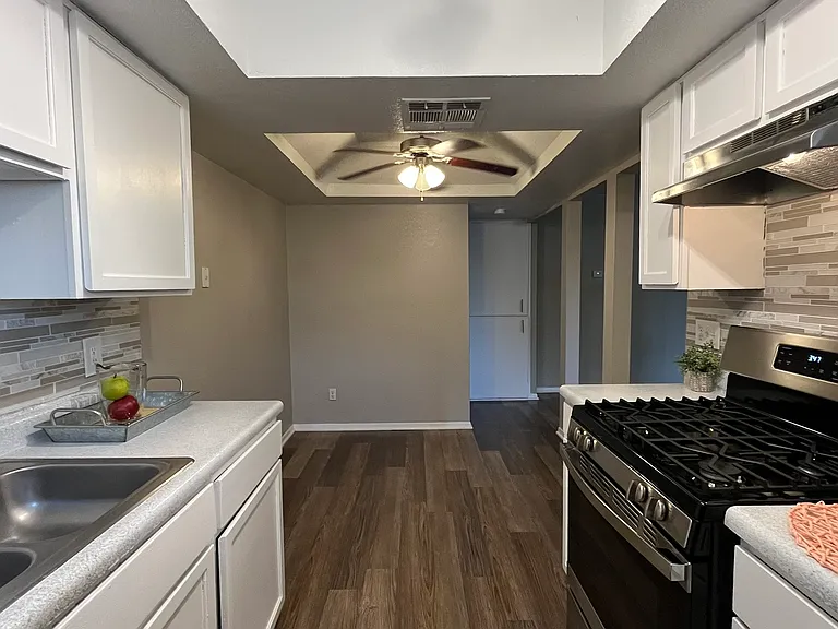 Sand Pebble Apartments — Photo 19