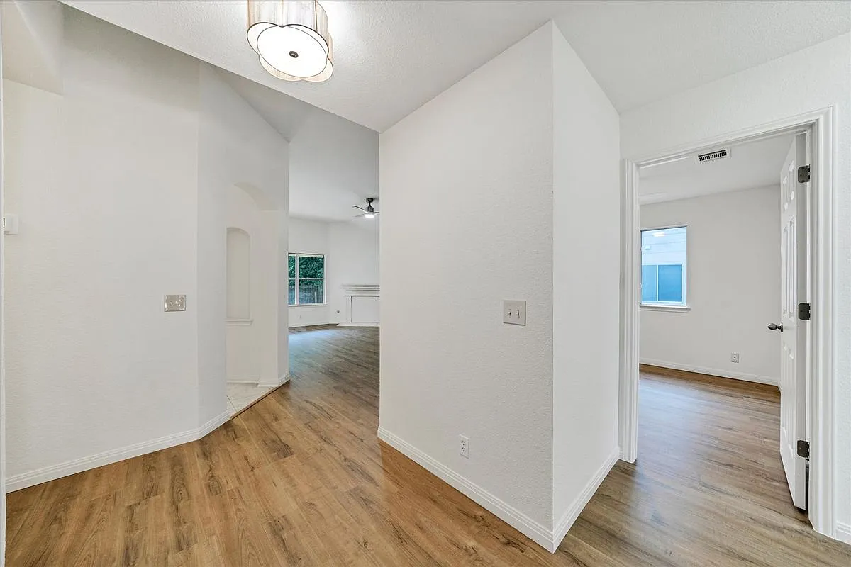 3 bed, 2.0 bath, 1564 sqft, $1,950 — Photo 4
