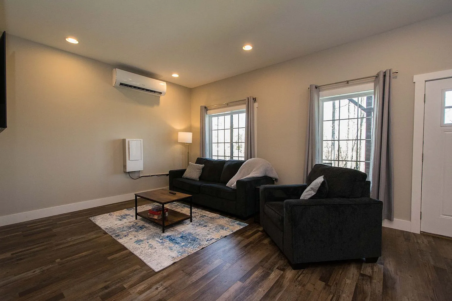 1 bed, 1.0 bath, 990 sqft, $2,052 — Photo 1