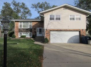 8949 S 83rd Ct, Hickory Hills, IL 60457