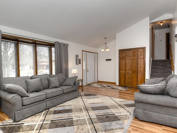 3rd image of 860 E Lawrence Ave