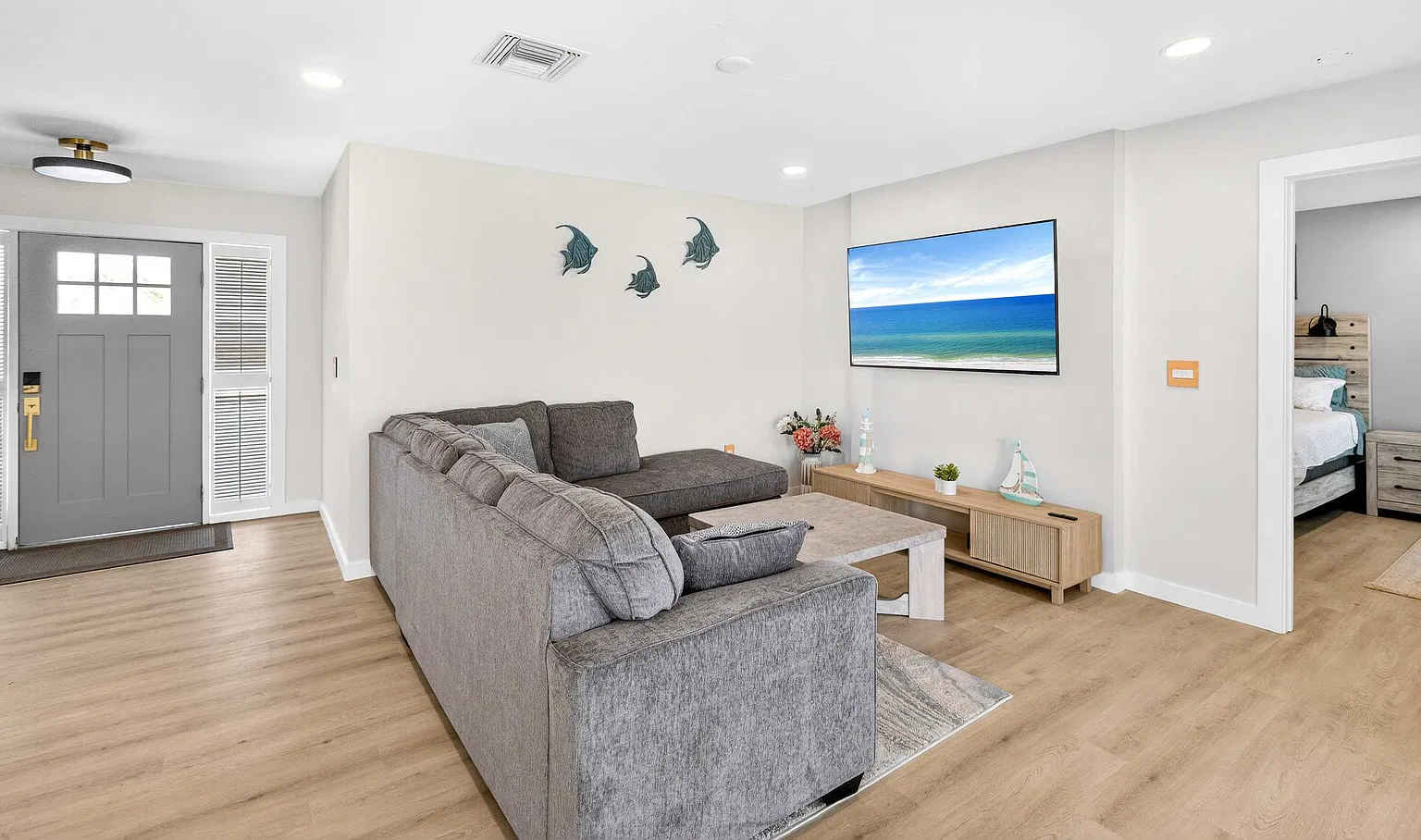 Spacious 4-Bedroom Retreat in Sarasota — Photo 3