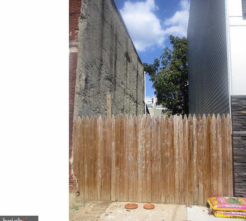 2nd image of 2031 E Hazzard St
