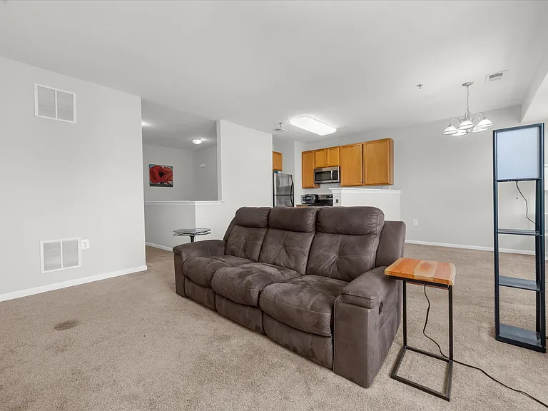 123 Conover Ter — Photo 4