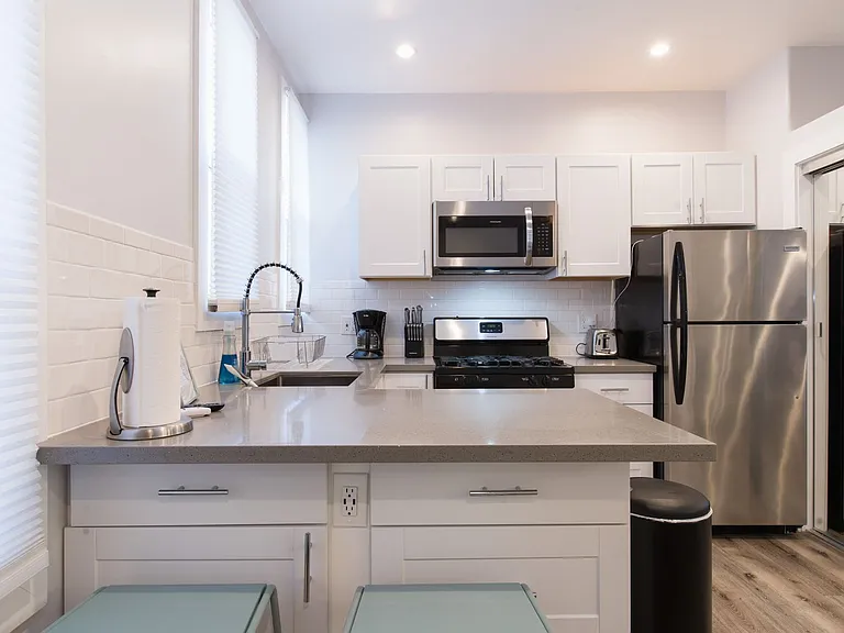 464 N Ogden Dr — Photo 17