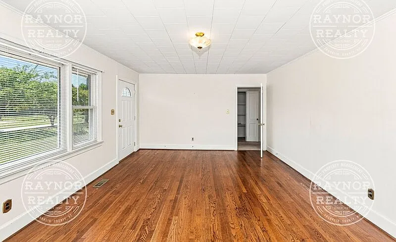 3 bed, 1.0 bath, 1404 sqft, $1,500 — Photo 3