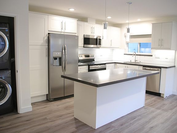 Fully Equipped Kitchen, Island with seating for 4