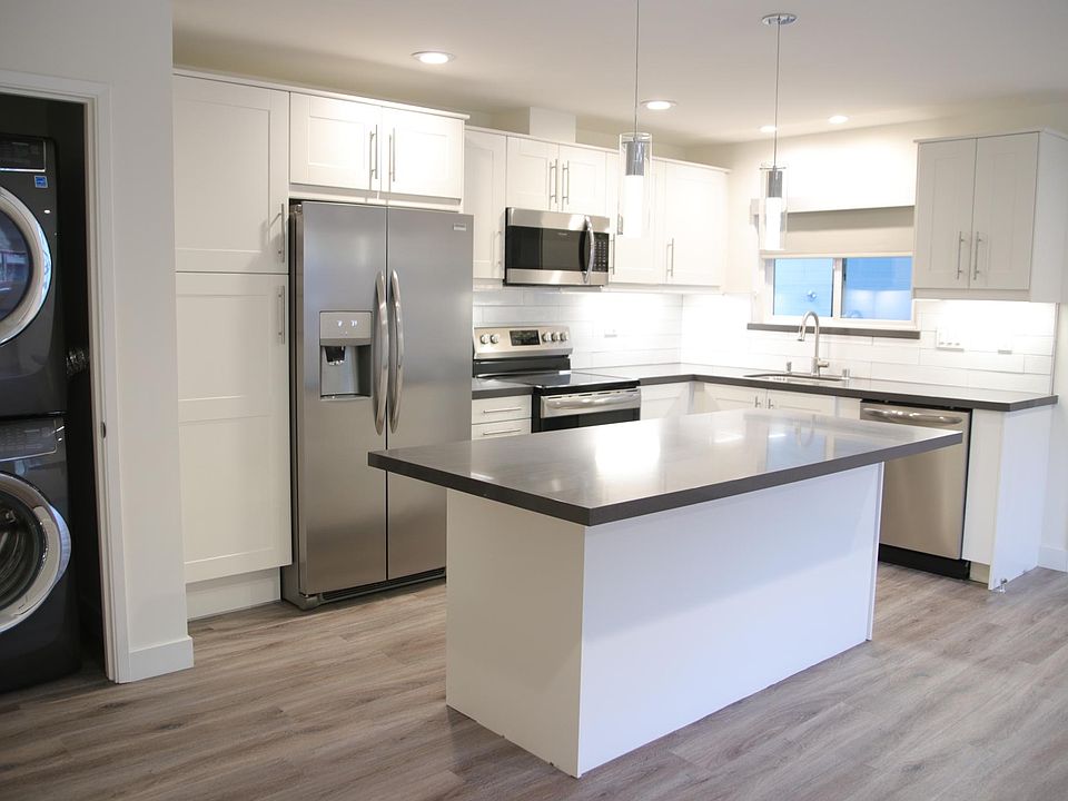 Kitchen island with seating for 4