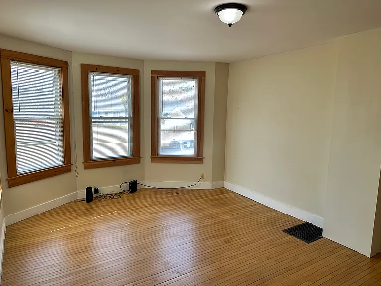 320 Sawyer St — Photo 17