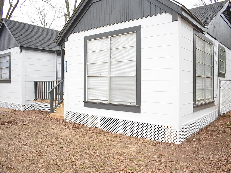 221 N Sanders St — Photo 31