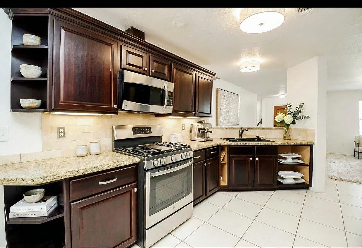 3 bed, 2.0 bath, 1680 sqft, $1,900 — Photo 3