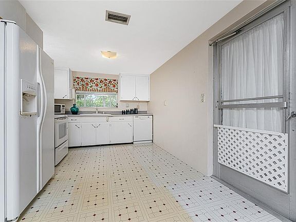 5th image of 1169 Edgemere Pl