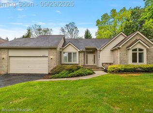 5412 Fairway Ct, West Bloomfield, MI 48323