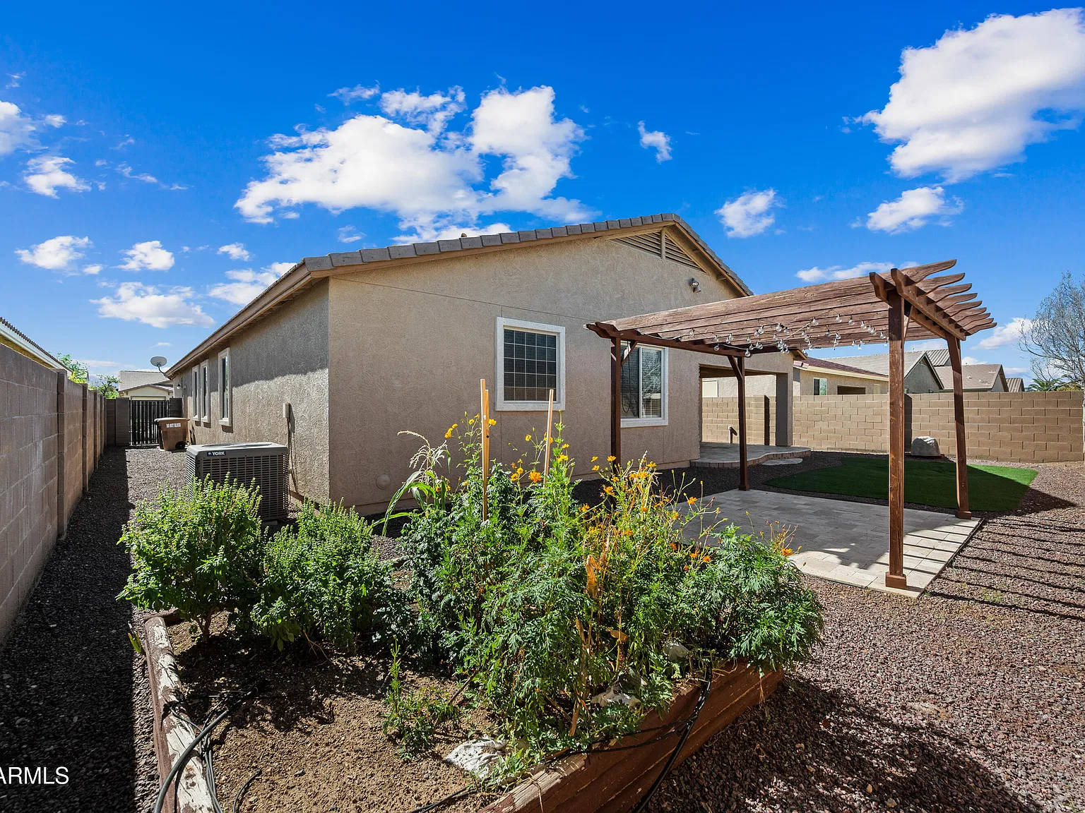 4 bed, 2.0 bath, 2337 sqft, $2,395 — Photo 4