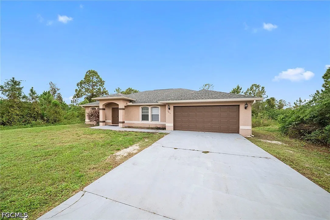3 bed, 2.0 bath, 2007 sqft, $1,900 — Photo 2