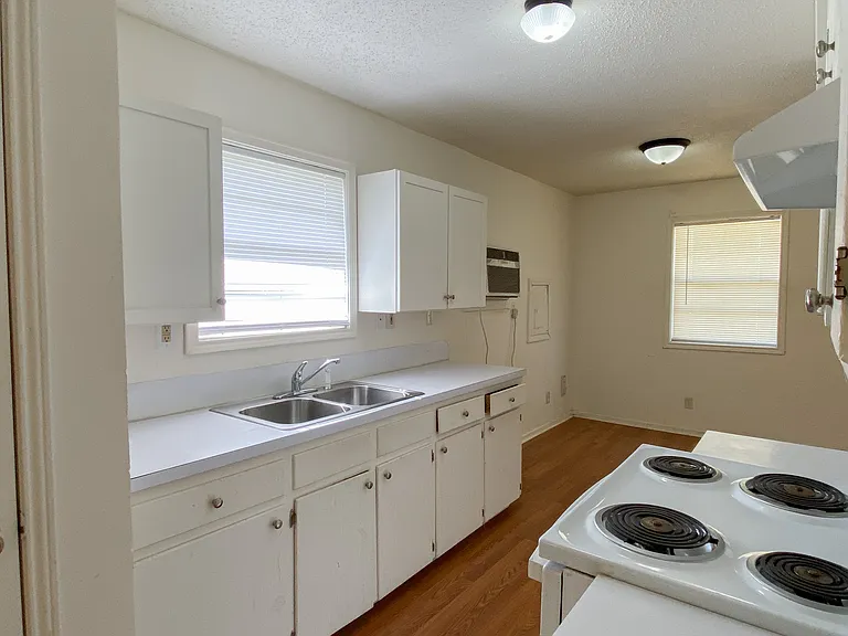 715 Live Oak St — Photo 5