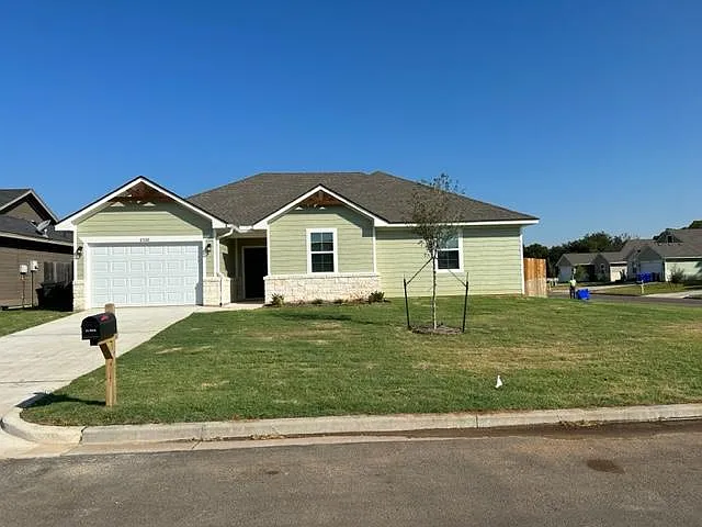 4 bed, 1574 sqft, $2,100 — Photo 1