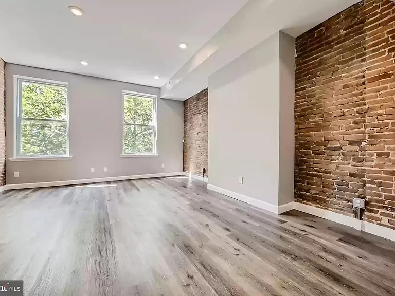 Living Area (empty view prior to most recent tenant moving in)