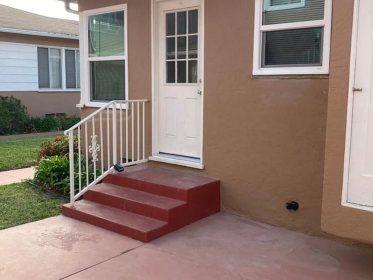 609 W Commonwealth Ave #B — Photo 3