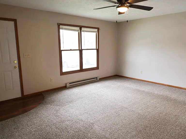 8 Westside Ct — Photo 2