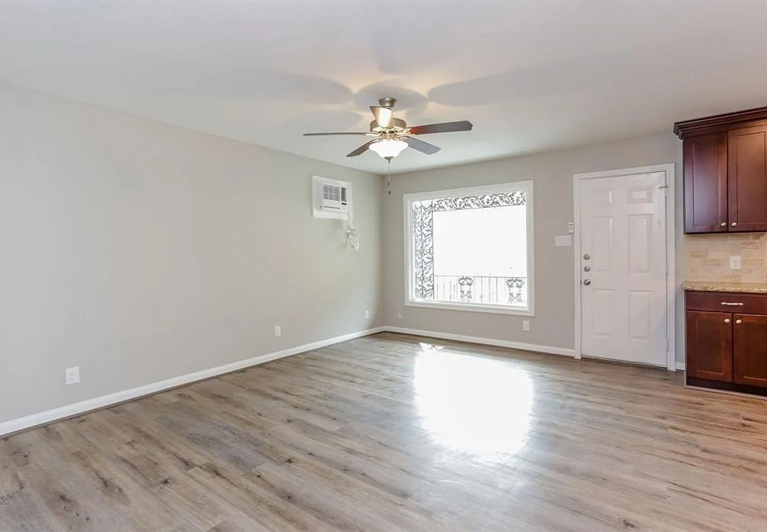 1 bed, 1.0 bath, 450 sqft, $895 — Photo 4