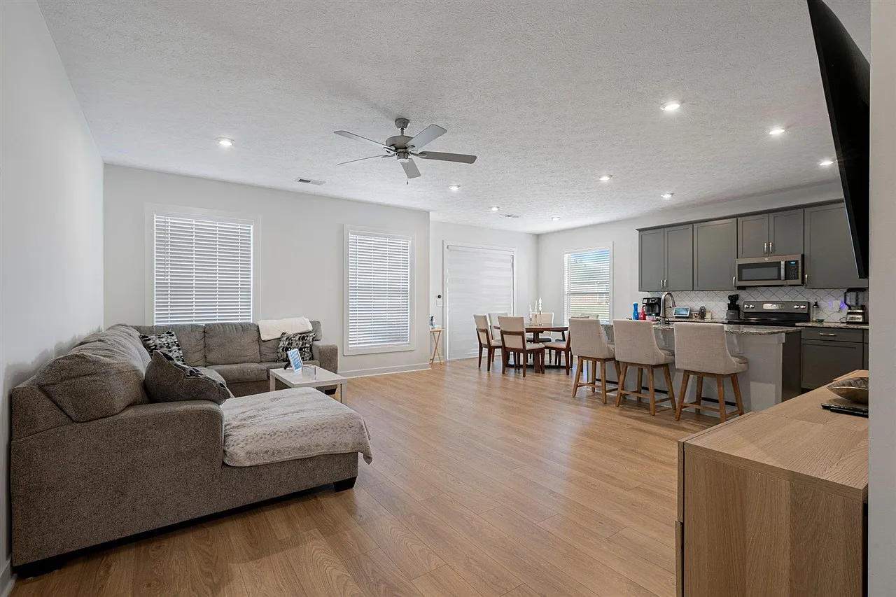 3 bed, 1723 sqft, $2,200 — Photo 4