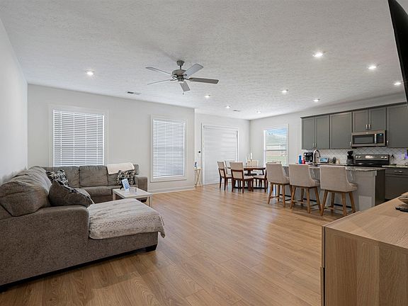 5th image of 788 Lily St