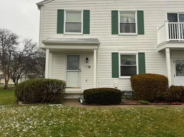 1445 Harbor Dr, Walled Lake, MI 48390