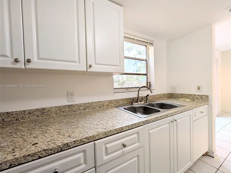 58 SW 14th Ter — Photo 3