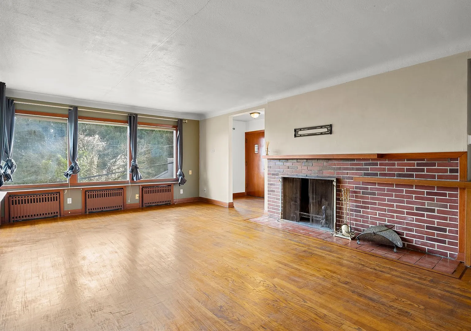 Charming 1940's Home with Stunning Mt. Hood Views — Photo 4