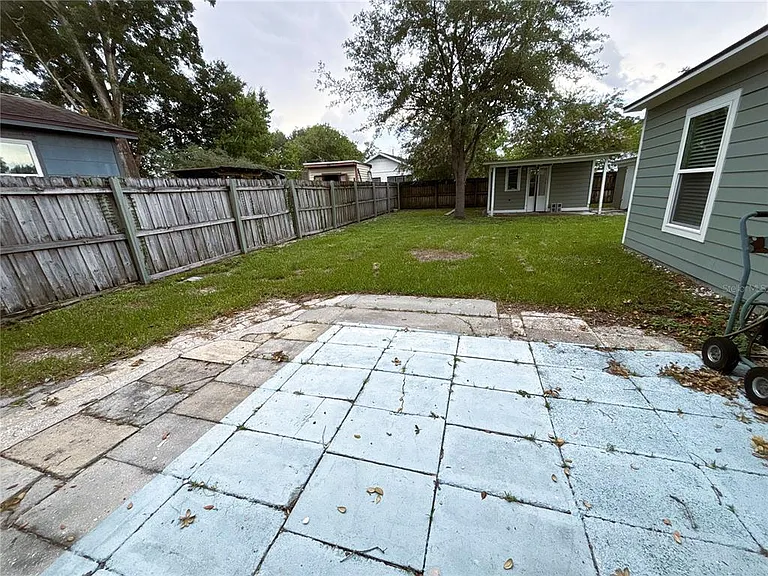 220 W North St — Photo 12