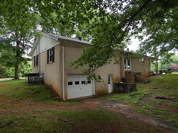 3rd image of 2261 Waynesboro Hwy
