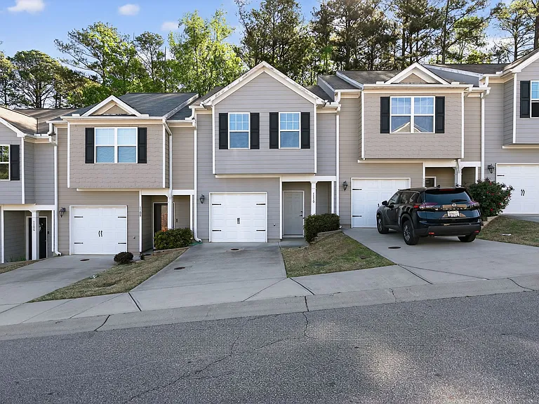 1110 Highwood Ln — Photo 1