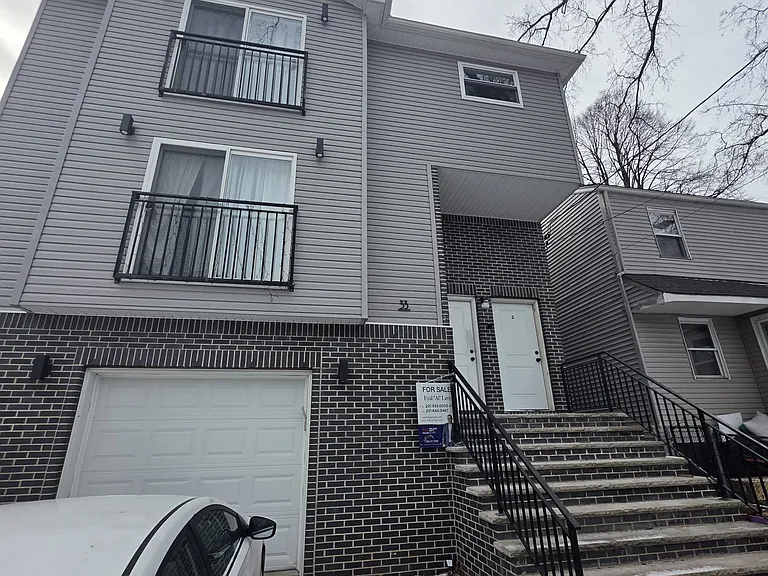 33 Evergreen Ave — Photo 2