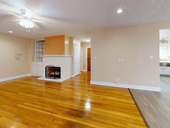 2nd image of 288 Oakwood Cir