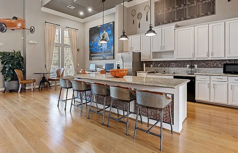 Parkway Grande Apartment Homes — Photo 11