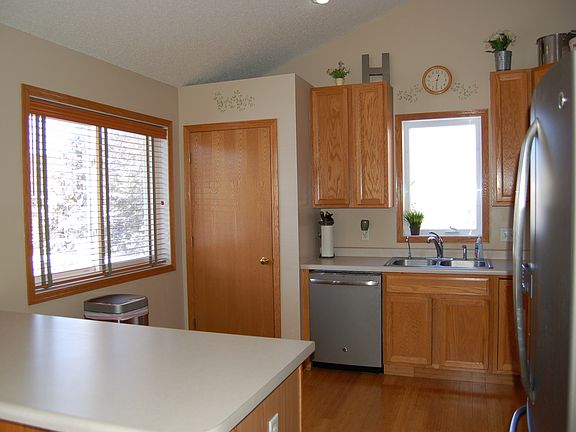 Kitchen w/ breakfast bar 