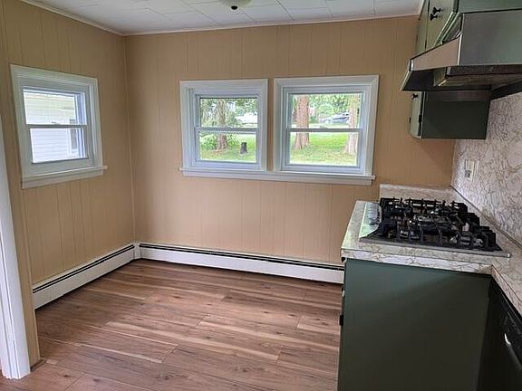 5th image of 49 Oak St