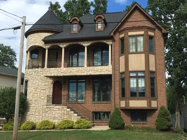 1353 E Lake Dr, Novi, MI 48377