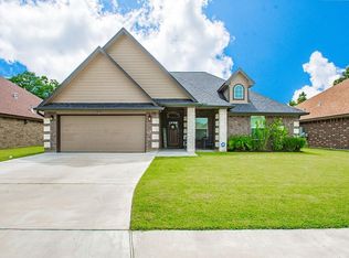 220 Majestic Oak Cir, Lake Jackson, TX 77566