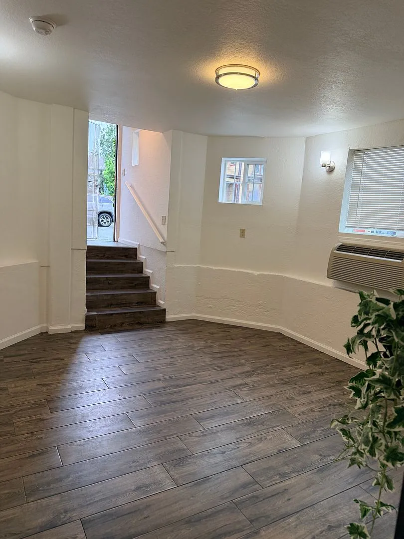 West Oakland 3 Bedroom Flat! — Photo 3