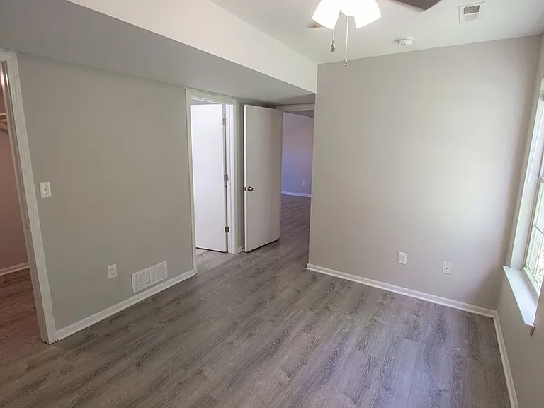 1413 Greensboro Dr — Photo 11