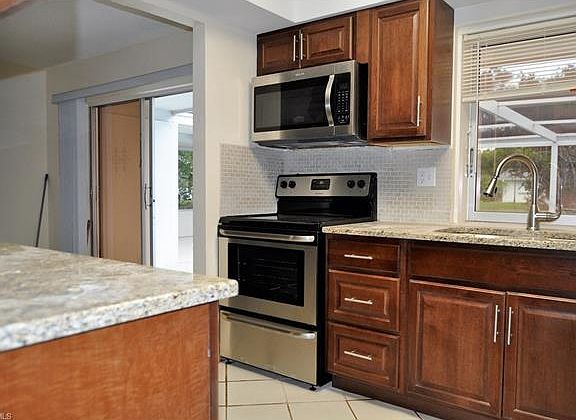 5th image of 125 E Lake Dr
