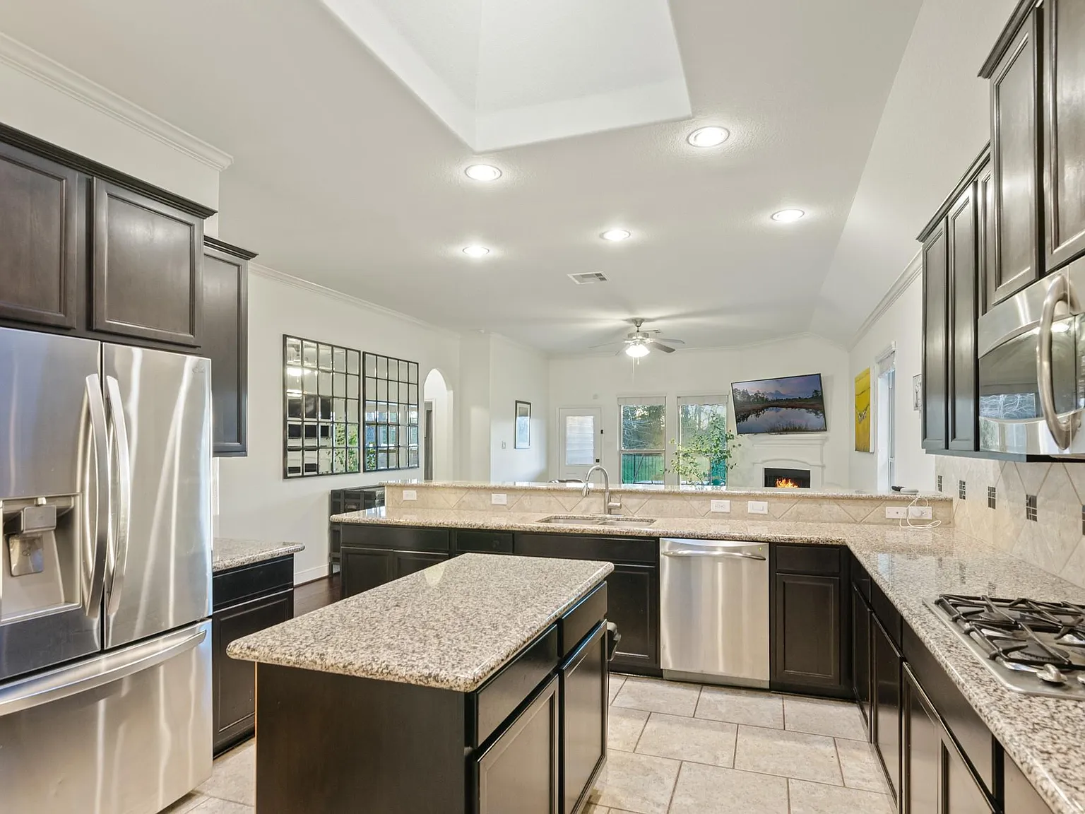 3 bed, 2.5 bath, 2354 sqft, $3,150 — Photo 2