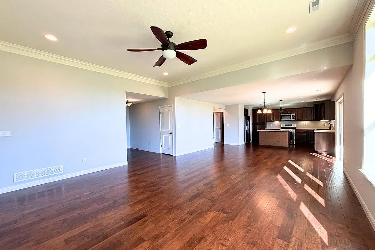 3 bed, 2.0 bath, 1719 sqft, $2,300 — Photo 4